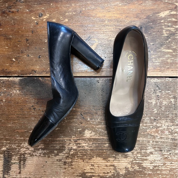Vintage Coco Chanel CC black leather pump heels 🖤 - Picture 1 of 13